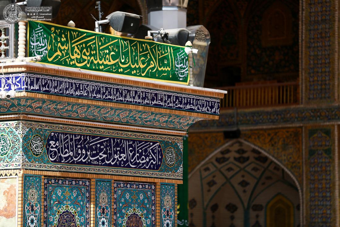 تزيين أرجاء مرقد أمير المؤمنين باللافتات استعداد للاحتفال بولادة السيدة زينب (عليها السلام). | 