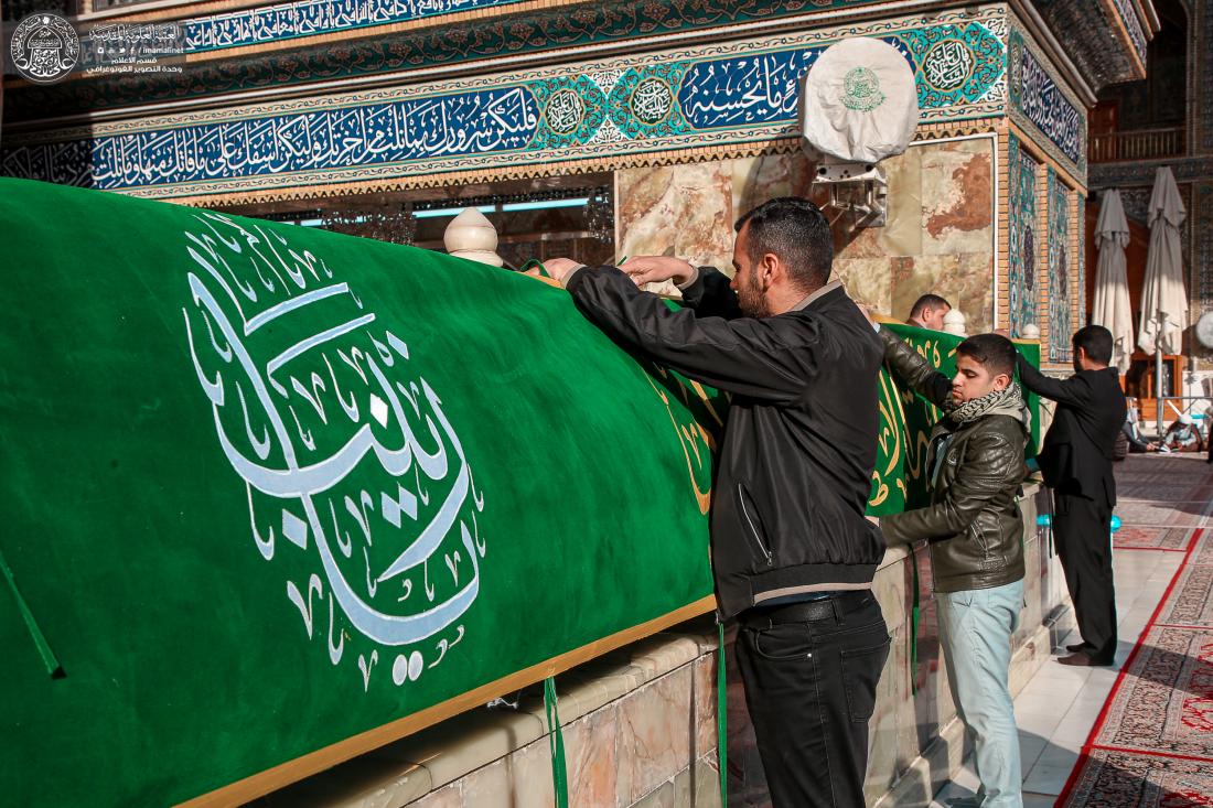 تزيين أرجاء مرقد أمير المؤمنين باللافتات استعداد للاحتفال بولادة السيدة زينب (عليها السلام). | 