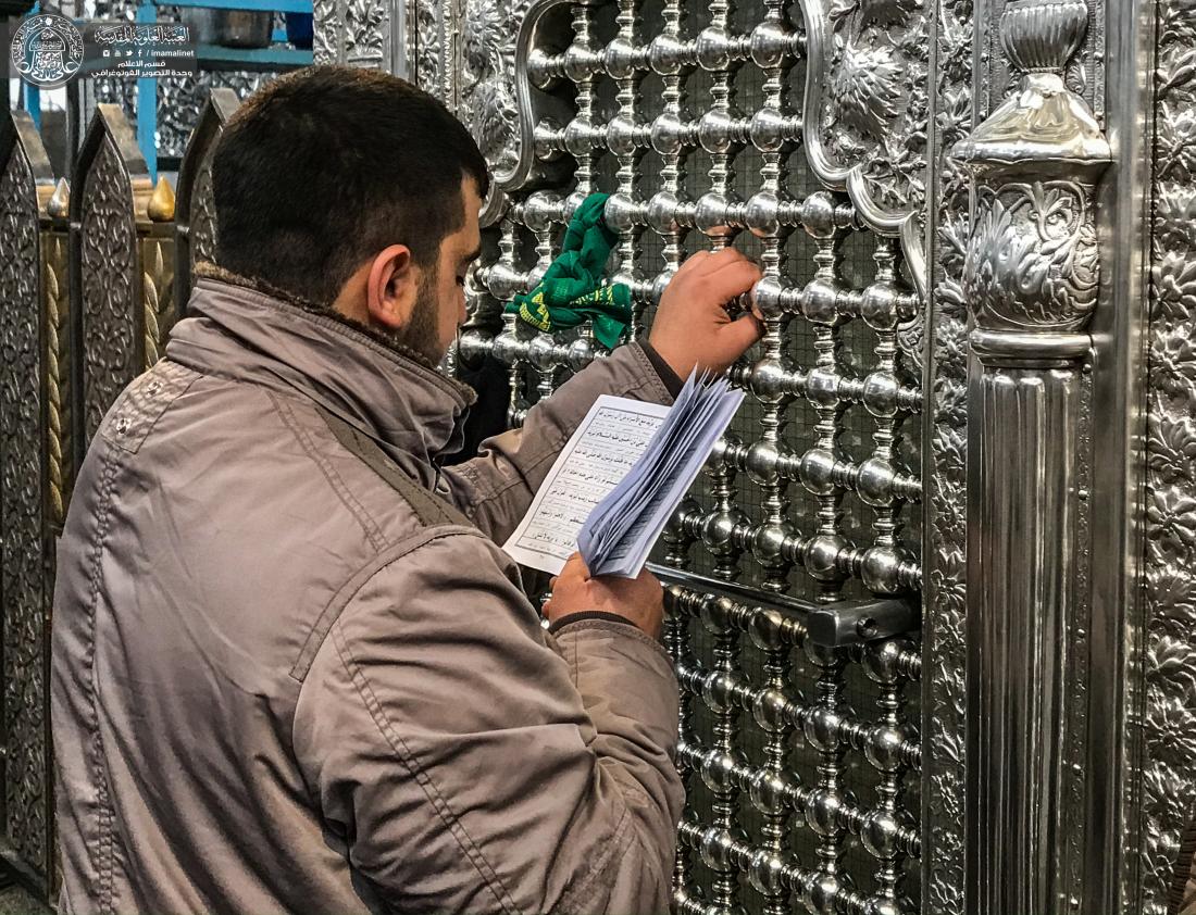 هــي مــن دمـشقَ تـضيِّفُ الآلافـا  ...  وبـها الـمريضُ مـن السِقامِ يُشافى ... زُرْهَــا وخـذْ مـن قـبرها الألـطافا  ...  والـثِـمْ ضـريـحاً ضـمَّـها وحَـواها | 
