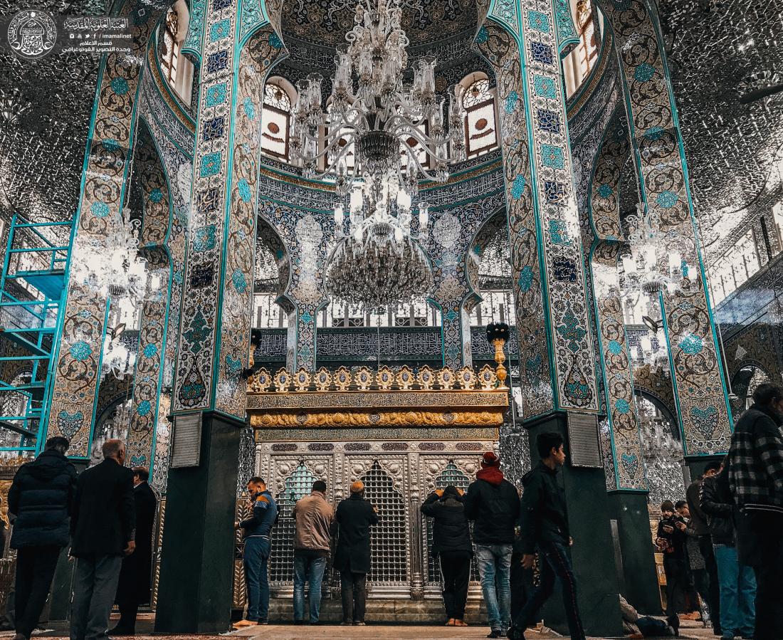 هــي مــن دمـشقَ تـضيِّفُ الآلافـا  ...  وبـها الـمريضُ مـن السِقامِ يُشافى ... زُرْهَــا وخـذْ مـن قـبرها الألـطافا  ...  والـثِـمْ ضـريـحاً ضـمَّـها وحَـواها | 