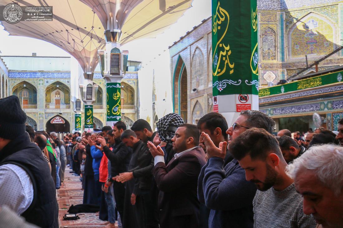 إقامة صلاة الظهر في رحاب الصحن الحيدري الشريف | 