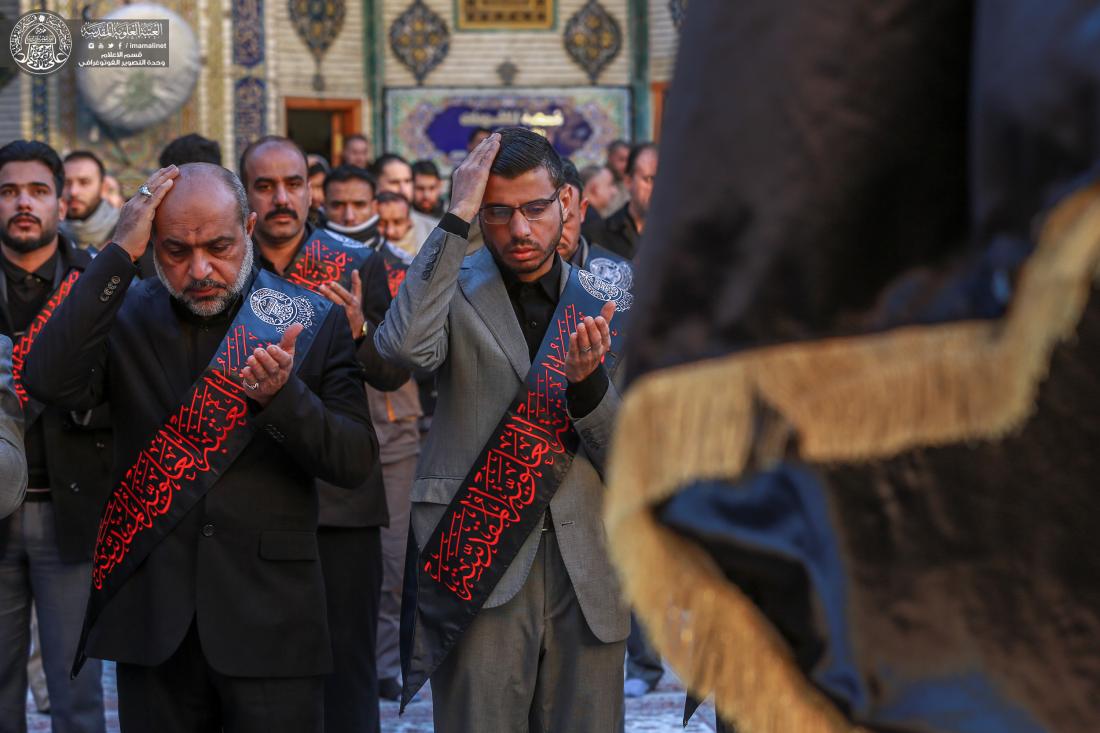 موكب منتسبي العتبة العلوية المقدسة يحيي ذكرى شهادة السيدة فاطمة الزهراء (عليها السلام ) بروايتها الثانية بعد أداء الزيارة الصباحية. | 