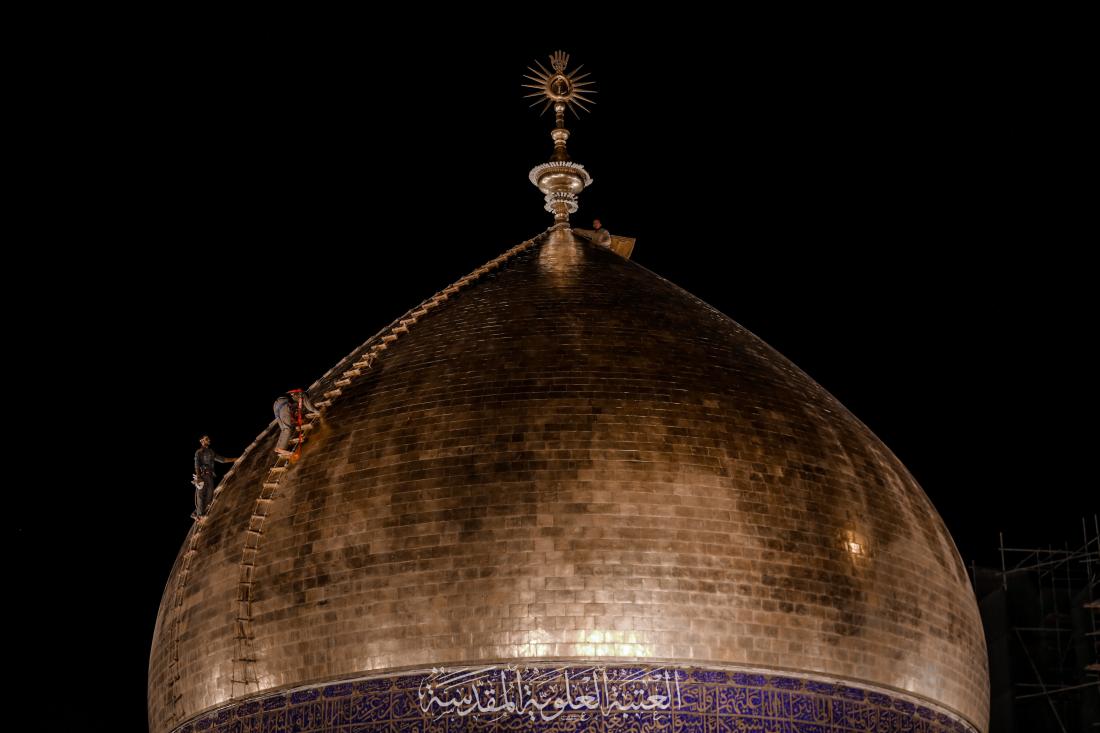 قطرات الماء تتشرف بغسل قبة امير المؤمنين سلام الله عليه | 