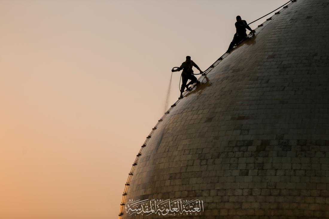 قطرات الماء تتشرف بغسل قبة امير المؤمنين سلام الله عليه | 