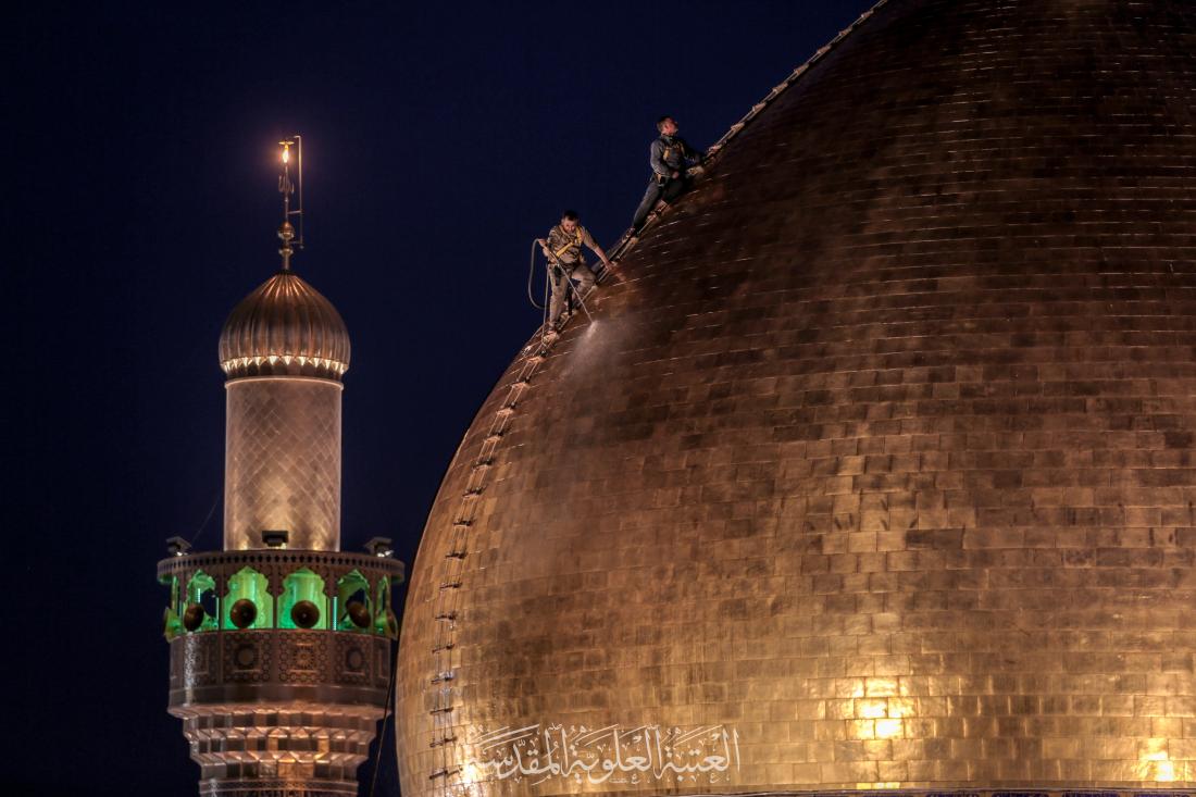 قطرات الماء تتشرف بغسل قبة امير المؤمنين سلام الله عليه | 