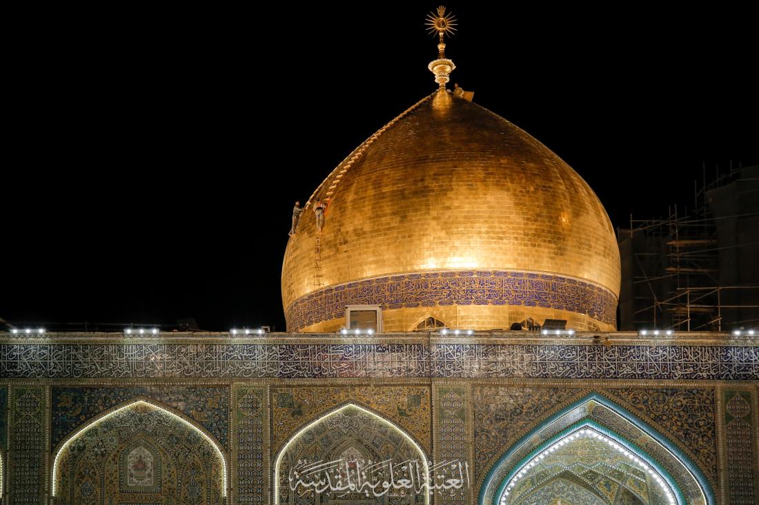 قطرات الماء تتشرف بغسل قبة امير المؤمنين سلام الله عليه | 