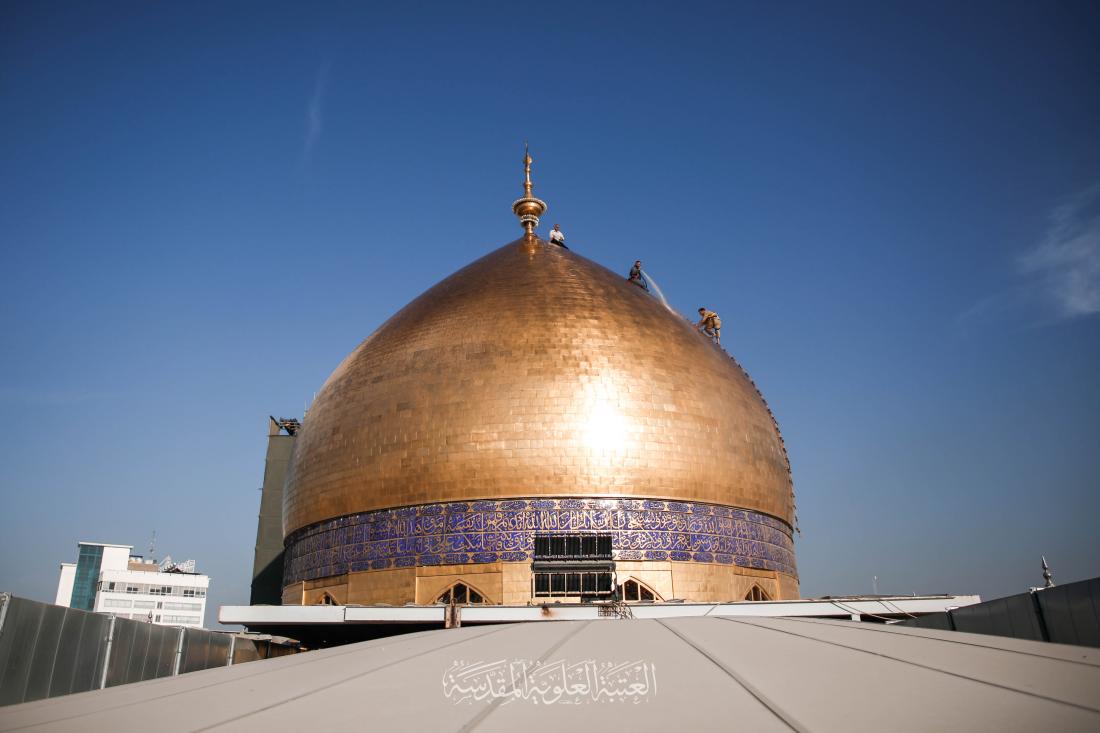 قطرات الماء تنساب على قبة مرقد امير المؤمنين سلام الله عليه متشرفة في غسلها | 