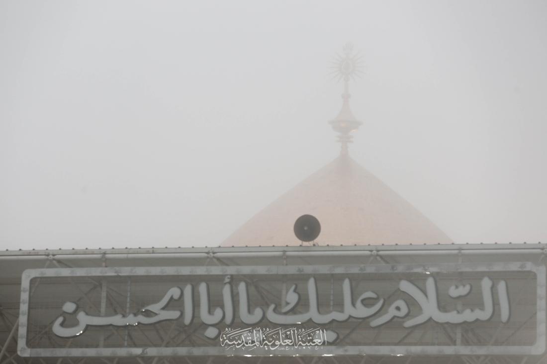 اذرع الضباب تنساب حول حرم المولى امير المؤمنين سلام الله عليه في الصباح الباكر | 