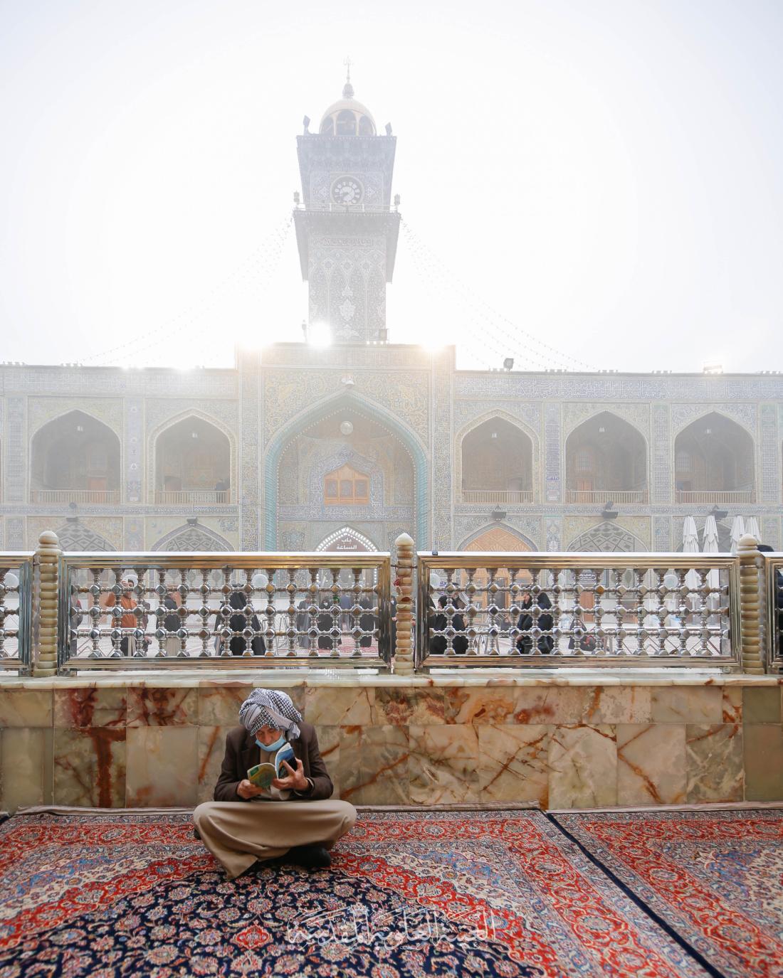 اذرع الضباب تنساب حول حرم المولى امير المؤمنين سلام الله عليه في الصباح الباكر | 