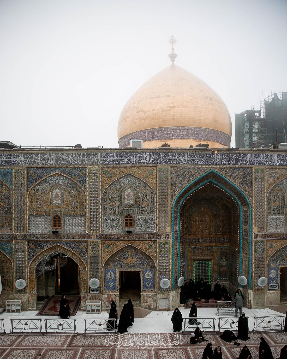 اذرع الضباب تنساب حول حرم المولى امير المؤمنين سلام الله عليه في الصباح الباكر | 