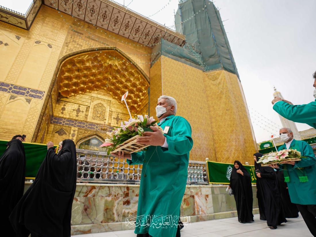 مع إطلالةِ بعثةِ النبيّ المختار (صلى الله عليه وآله) .. باقات الورود تُنثر في أرجاء حَرَم وصيِّه الكرار | 