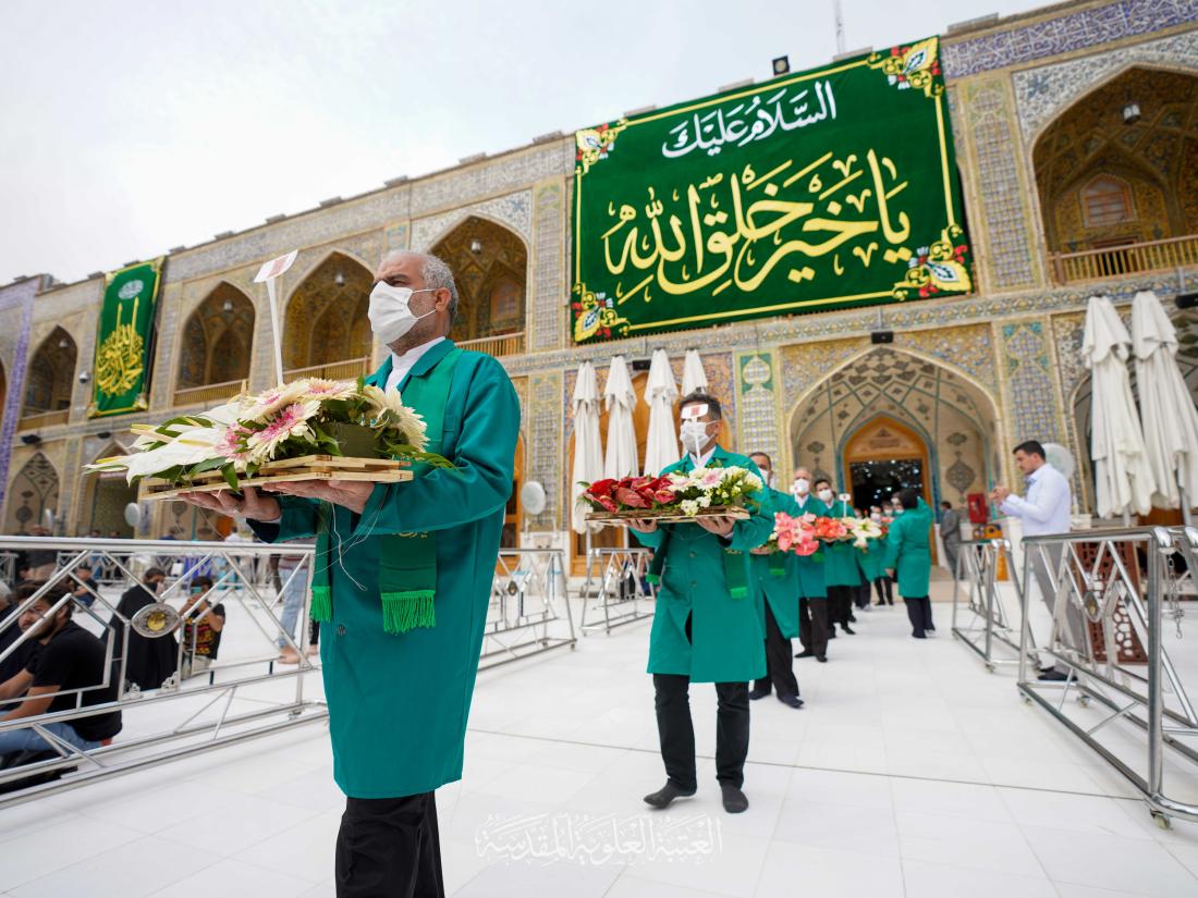 مع إطلالةِ بعثةِ النبيّ المختار (صلى الله عليه وآله) .. باقات الورود تُنثر في أرجاء حَرَم وصيِّه الكرار | 