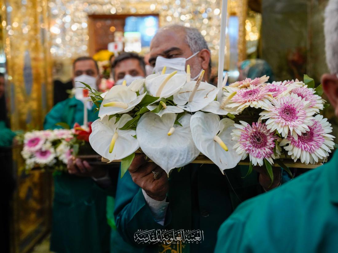 مع إطلالةِ بعثةِ النبيّ المختار (صلى الله عليه وآله) .. باقات الورود تُنثر في أرجاء حَرَم وصيِّه الكرار | 