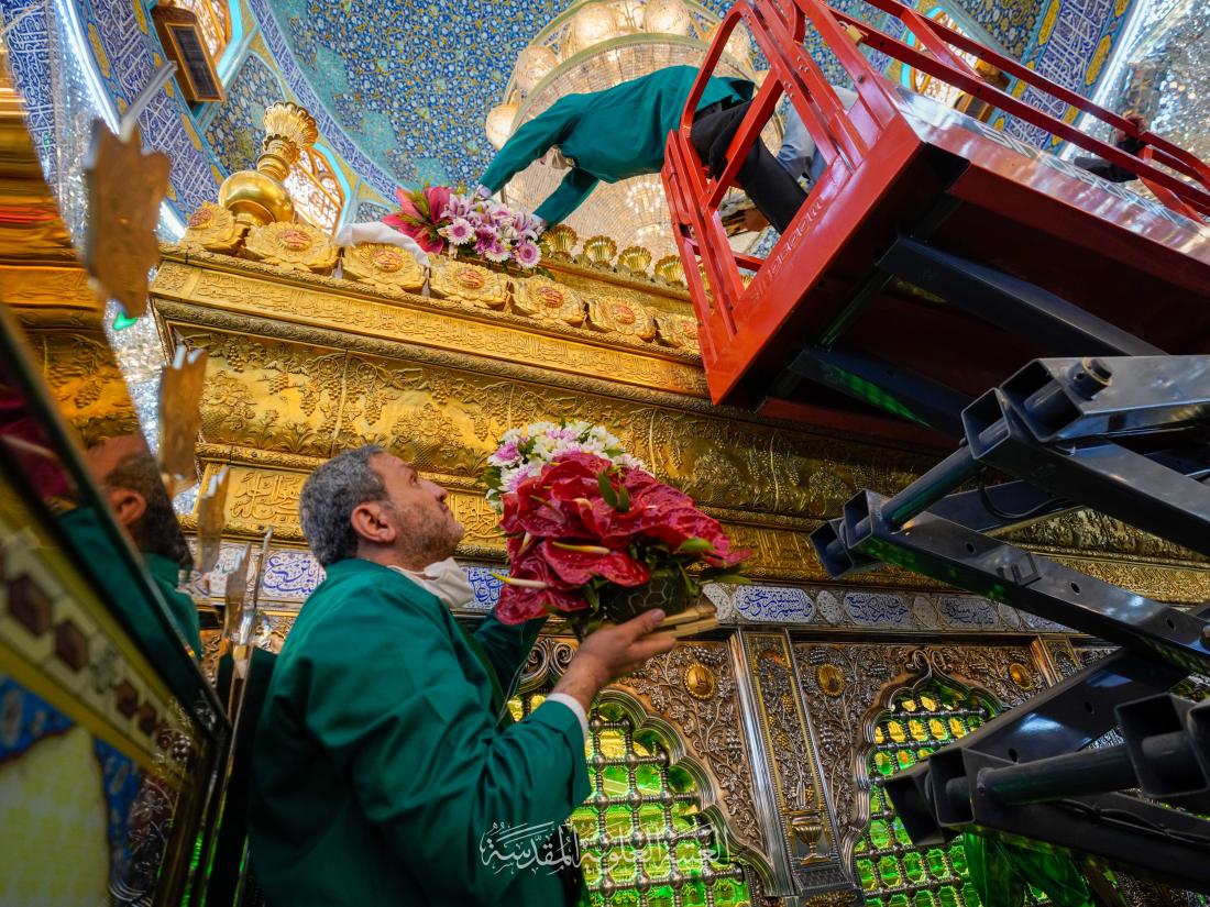 مع إطلالةِ بعثةِ النبيّ المختار (صلى الله عليه وآله) .. باقات الورود تُنثر في أرجاء حَرَم وصيِّه الكرار | 