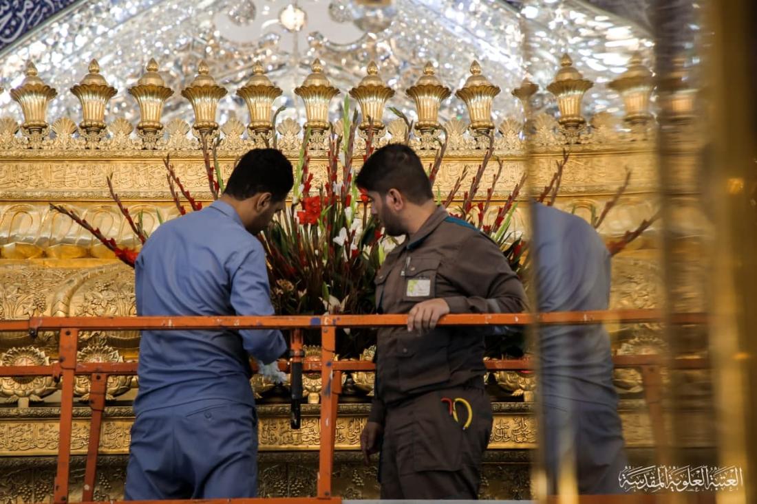 تزيين الضريح المطهر بالورود بمناسبة مولد رسول الرحمة محمد (صلى الله عليه وآله وسلم) | 