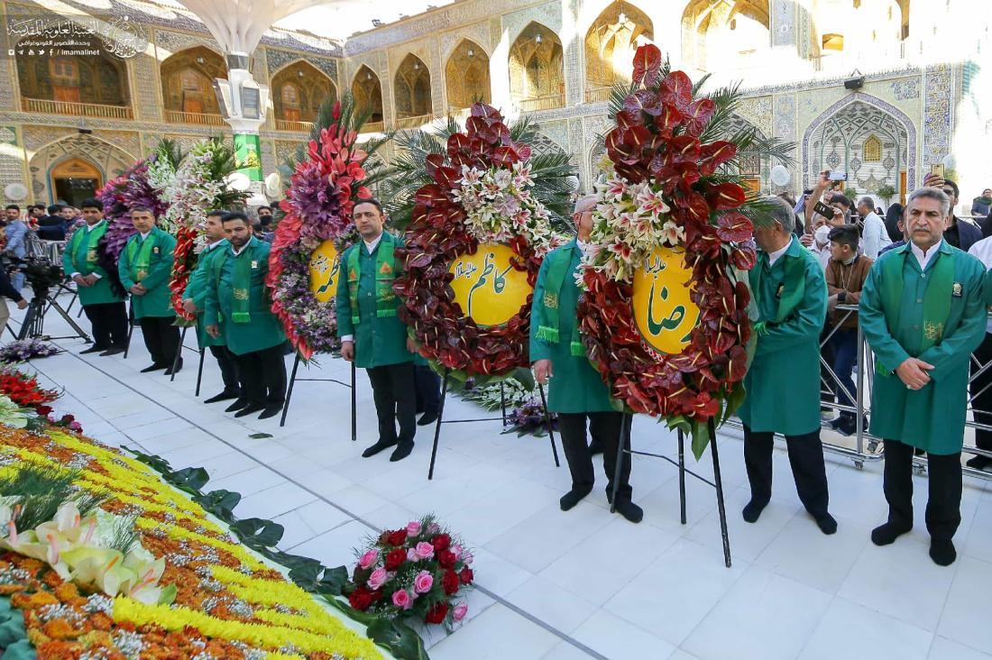 ضمن الاستعدادات للاحتفال بيوم المبعث النبوي الشريف .. نشر معالم الزينة واللافتات الخضراء المطرزة باسم النبي الأكرم محمد (صلى الله عليه وآله وسلم)، في رحاب مرقد المولى أمير المؤمنين (عليه السلام) | 