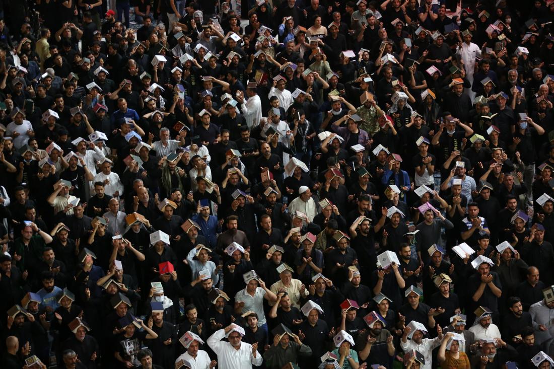 زائرو مرقد المولى أمير المؤمنين (عليه السلام) يحييون ليلة القدر بروايتها الثانية - ليلة الحادي والعشرين من شهر رمضان - ليلة شهادته الأليمة | 