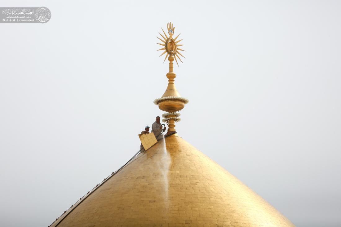 أيادي خدم أمير المؤمنين (عليه السلام) تتشرف بملامسة القبة الطاهرة في عيد الغدير الأغر | 
