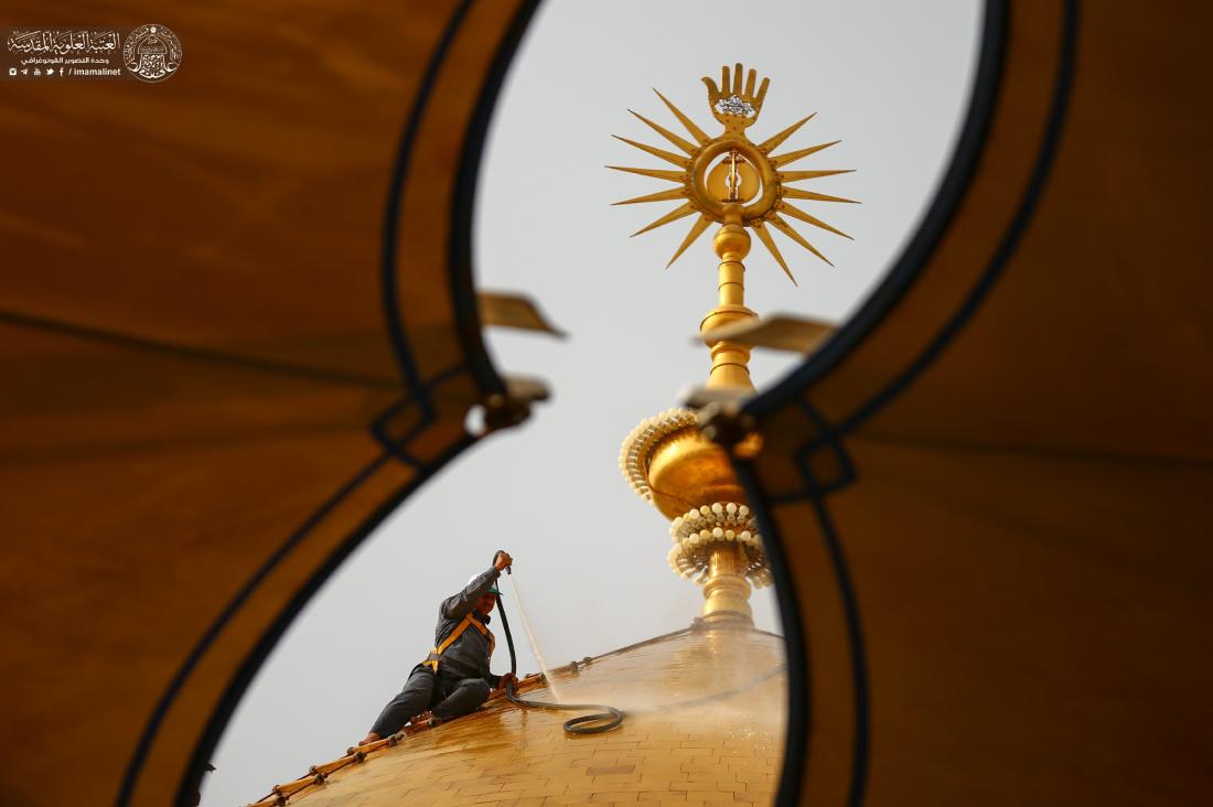 أيادي خدم أمير المؤمنين (عليه السلام) تتشرف بملامسة القبة الطاهرة في عيد الغدير الأغر | 
