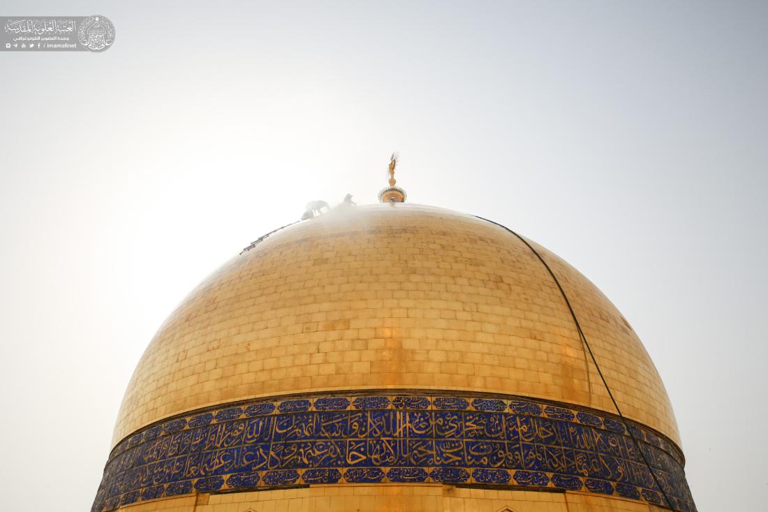 أيادي خدم أمير المؤمنين (عليه السلام) تتشرف بملامسة القبة الطاهرة في عيد الغدير الأغر | 