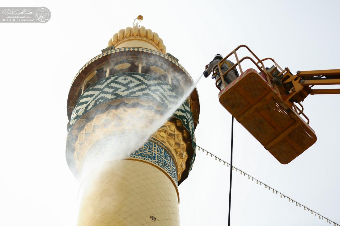 أيادي خدم أمير المؤمنين (عليه السلام) تتشرف بملامسة القبة الطاهرة في عيد الغدير الأغر | 
