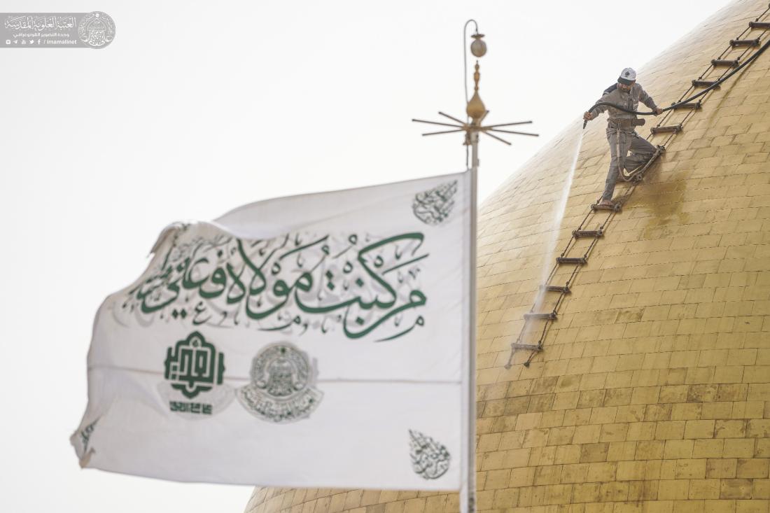 أيادي خدم أمير المؤمنين (عليه السلام) تتشرف بملامسة القبة الطاهرة في عيد الغدير الأغر | 