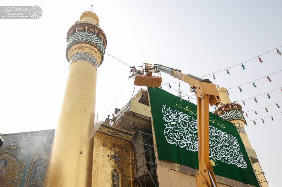أيادي خدم أمير المؤمنين (عليه السلام) تتشرف بملامسة القبة الطاهرة في عيد الغدير الأغر | 