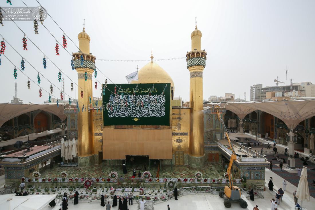 أيادي خدم أمير المؤمنين (عليه السلام) تتشرف بملامسة القبة الطاهرة في عيد الغدير الأغر | 