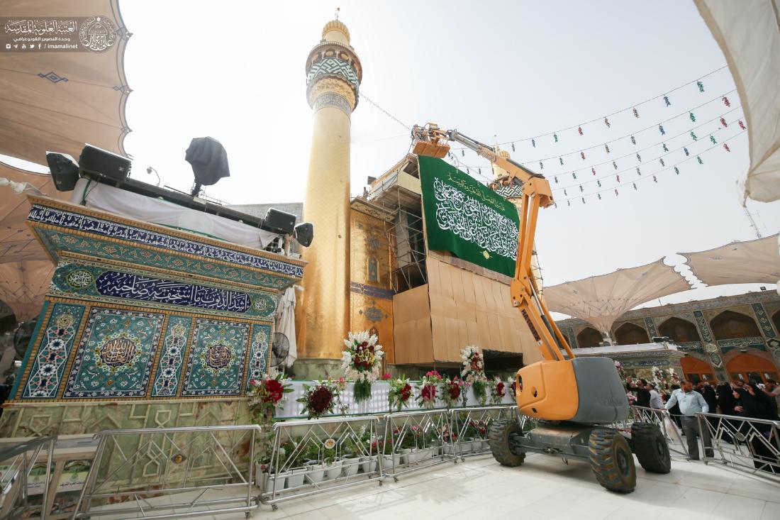 أيادي خدم أمير المؤمنين (عليه السلام) تتشرف بملامسة القبة الطاهرة في عيد الغدير الأغر | 