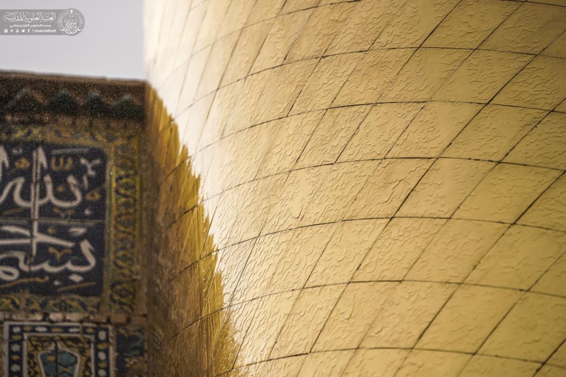 أيادي خدم أمير المؤمنين (عليه السلام) تتشرف بملامسة القبة الطاهرة في عيد الغدير الأغر | 