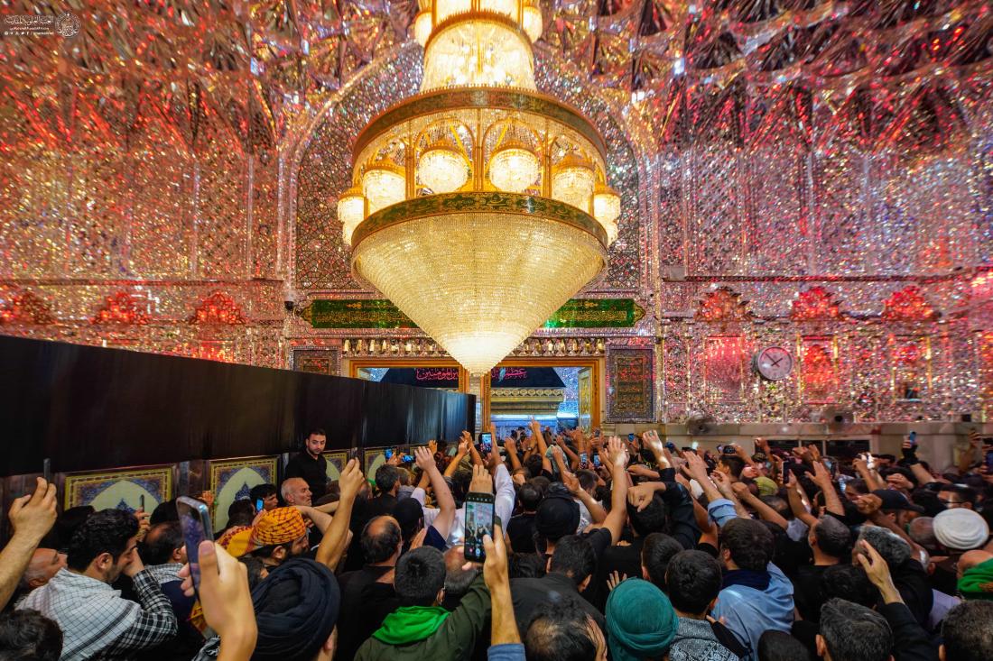 أفئدة الزائرين تعانق ضريح المولى أمير المؤمنين (عليه السلام) في ذكرى زيارة الأربعين، معطَّرةً بشذاه الطاهر وعبيره الخالد؛ لتنال شفاعته في دار الآخرة  | 