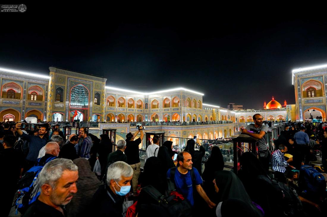 صحن فاطمة (عليها السلام) يغصُّ بأعداد كبيرة من الزائرين الوافدين إلى حرم أمير المؤمنين ( عليه السلام) قبل التوجه إلى كربلاء المقدسة | 