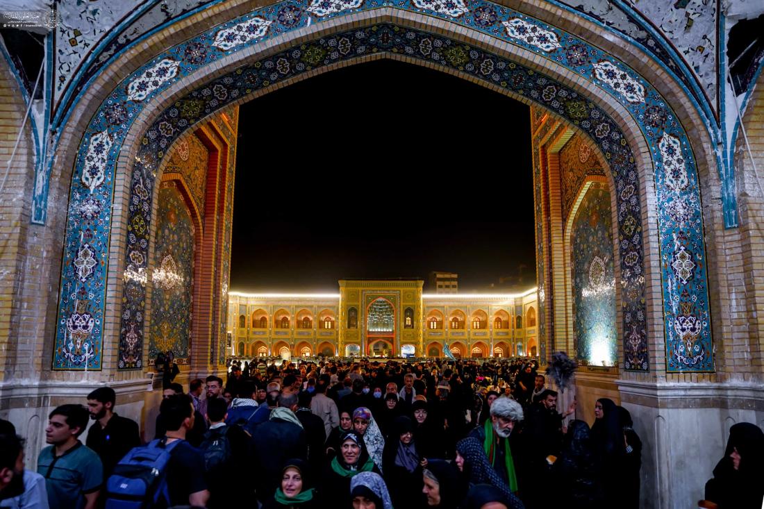 صحن فاطمة (عليها السلام) يغصُّ بأعداد كبيرة من الزائرين الوافدين إلى حرم أمير المؤمنين ( عليه السلام) قبل التوجه إلى كربلاء المقدسة | 