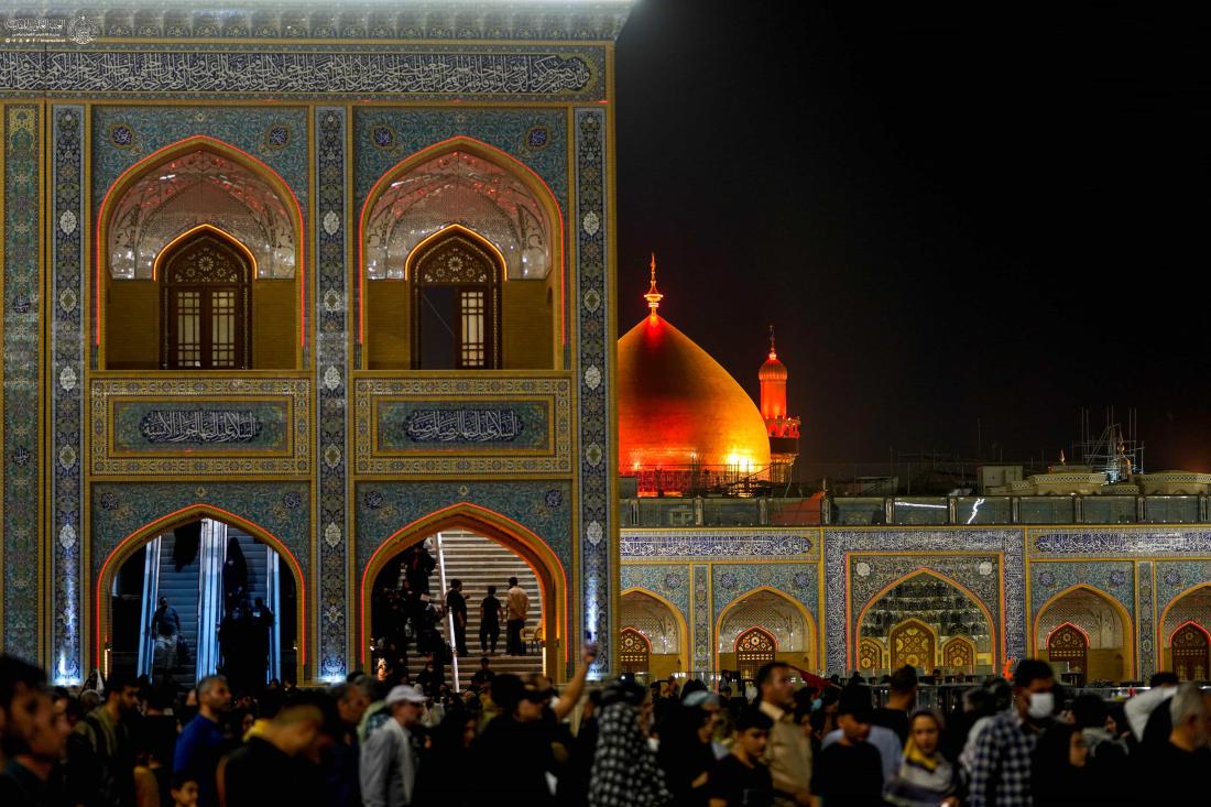 صحن فاطمة (عليها السلام) يغصُّ بأعداد كبيرة من الزائرين الوافدين إلى حرم أمير المؤمنين ( عليه السلام) قبل التوجه إلى كربلاء المقدسة | 