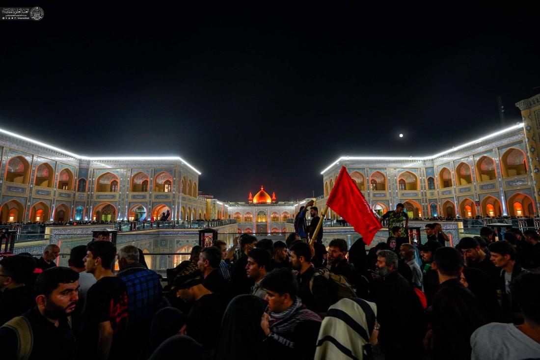 صحن فاطمة (عليها السلام) يغصُّ بأعداد كبيرة من الزائرين الوافدين إلى حرم أمير المؤمنين ( عليه السلام) قبل التوجه إلى كربلاء المقدسة | 