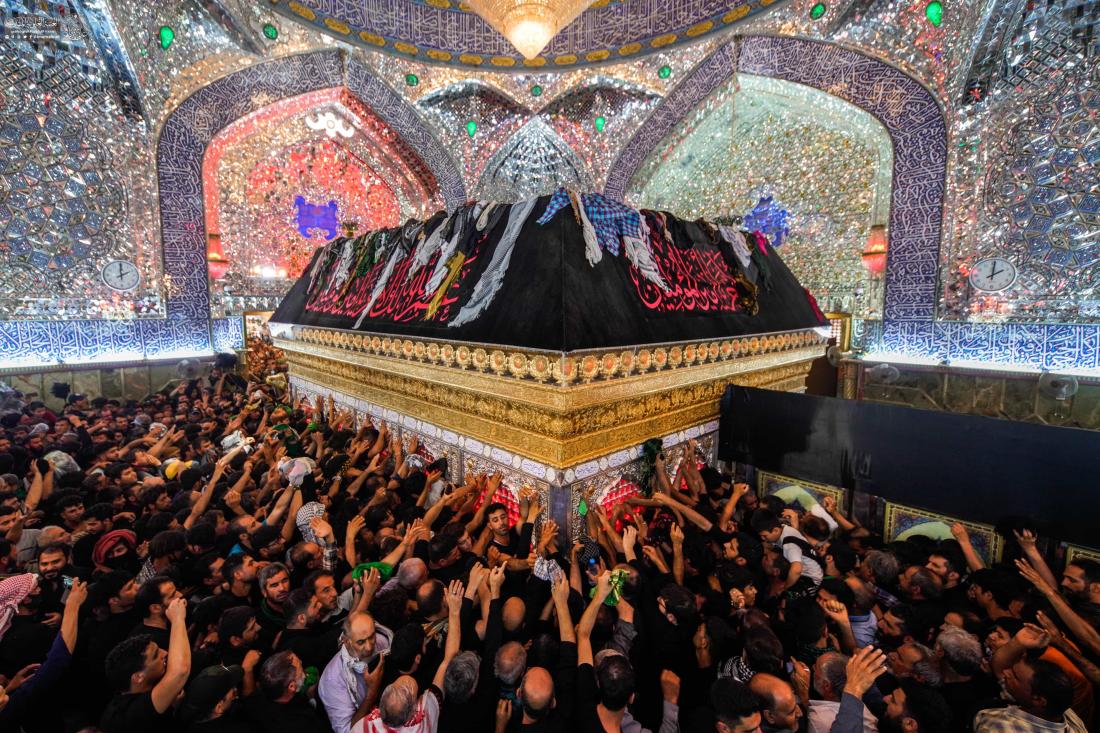 أفئدة الزائرين تعانق ضريح المولى أمير المؤمنين (عليه السلام) في ذكرى زيارة الأربعين، معطَّرةً بشذاه الطاهر وعبيره الخالد؛ لتنال شفاعته في دار الآخرة  | 