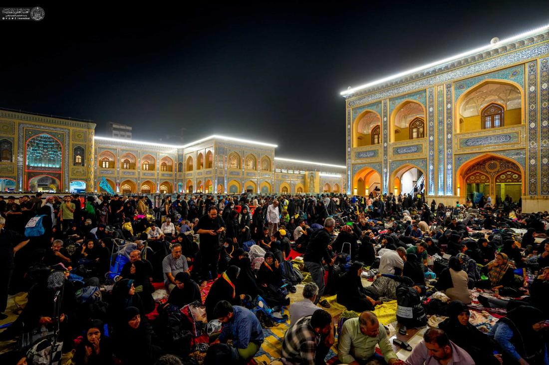 صحن فاطمة (عليها السلام) يغصُّ بأعداد كبيرة من الزائرين الوافدين إلى حرم أمير المؤمنين ( عليه السلام) قبل التوجه إلى كربلاء المقدسة | 
