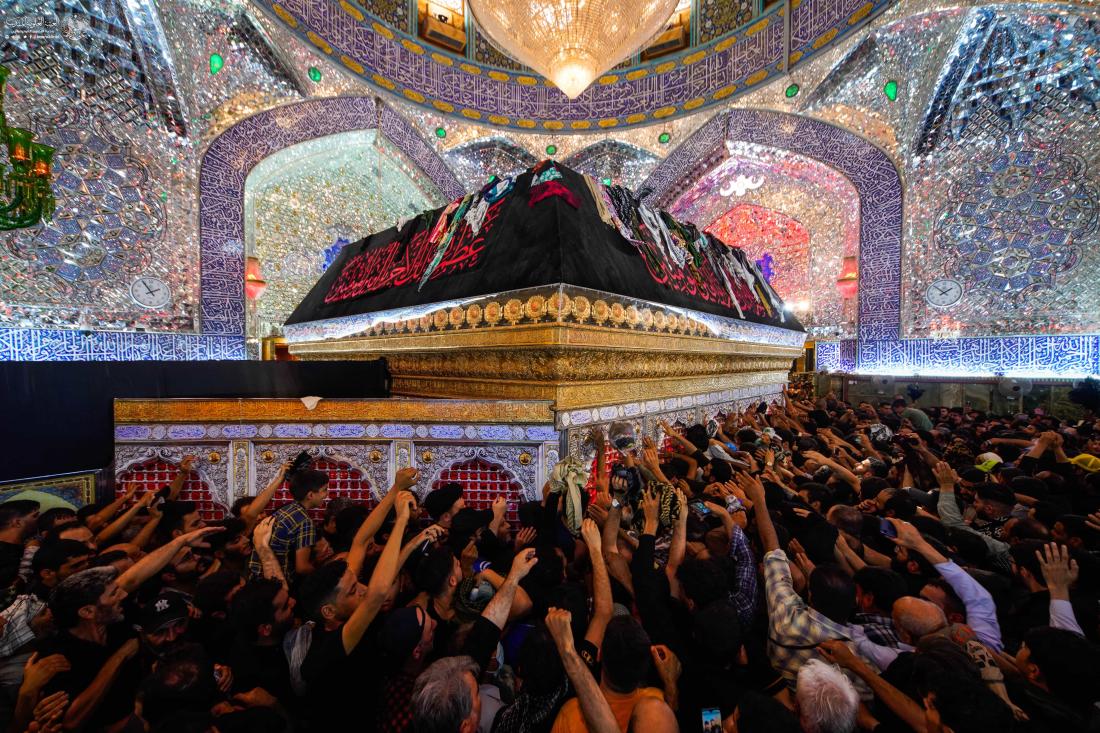 أفئدة الزائرين تعانق ضريح المولى أمير المؤمنين (عليه السلام) في ذكرى زيارة الأربعين، معطَّرةً بشذاه الطاهر وعبيره الخالد؛ لتنال شفاعته في دار الآخرة  | 