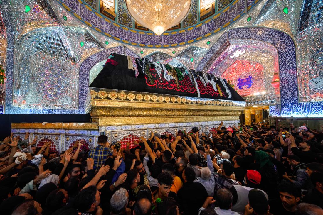 أفئدة الزائرين تعانق ضريح المولى أمير المؤمنين (عليه السلام) في ذكرى زيارة الأربعين، معطَّرةً بشذاه الطاهر وعبيره الخالد؛ لتنال شفاعته في دار الآخرة  | 
