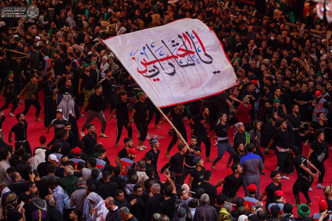 صدورٌ يملأها الأسى ودموعٌ تتلو آيات المواساة بأفئدة تحط رحالها في حضرة العشق أبي عبد الله الحسين (عليه السلام) في ليلة الأربعين | 