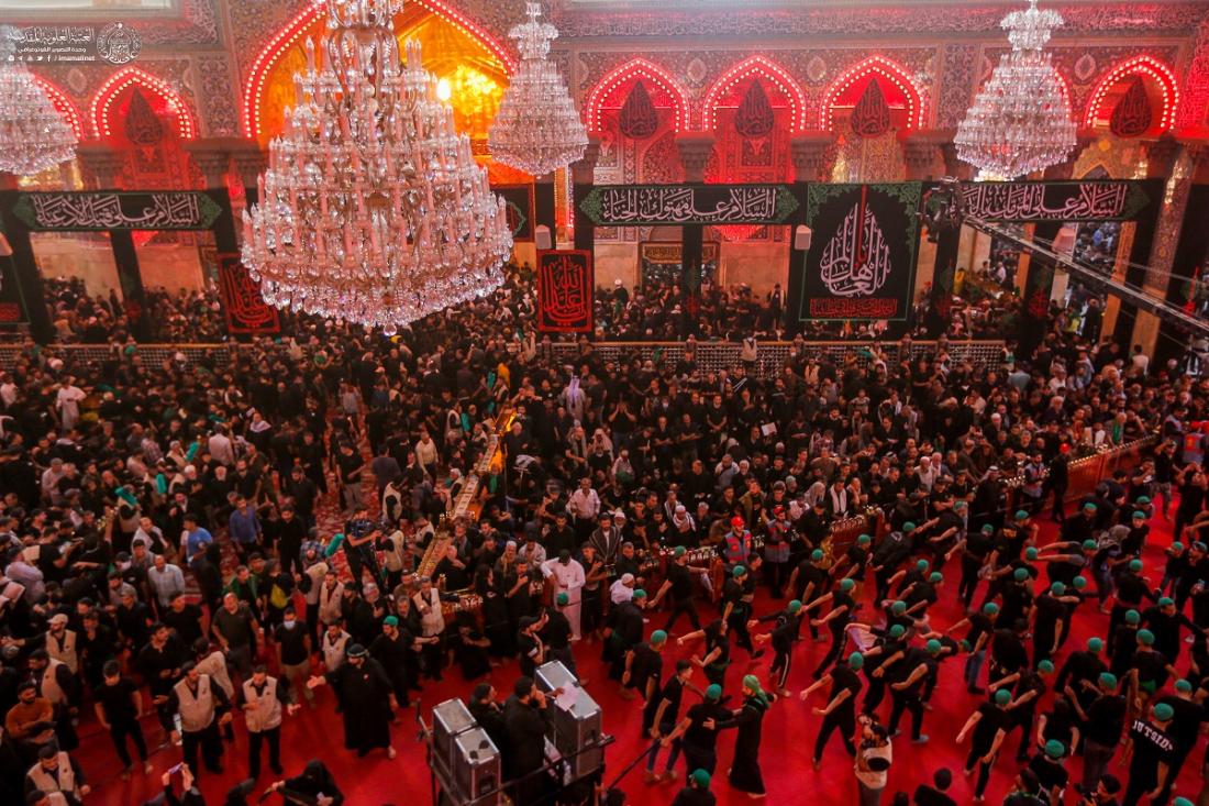صدورٌ يملأها الأسى ودموعٌ تتلو آيات المواساة بأفئدة تحط رحالها في حضرة العشق أبي عبد الله الحسين (عليه السلام) في ليلة الأربعين | 