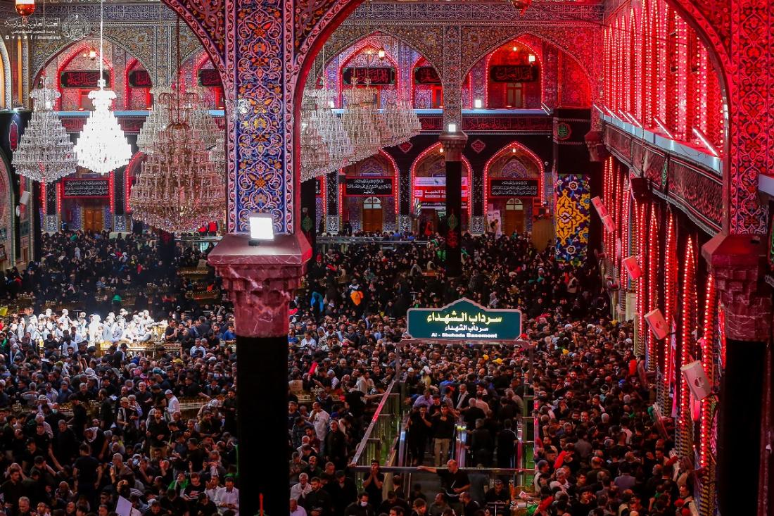 صدورٌ يملأها الأسى ودموعٌ تتلو آيات المواساة بأفئدة تحط رحالها في حضرة العشق أبي عبد الله الحسين (عليه السلام) في ليلة الأربعين | 