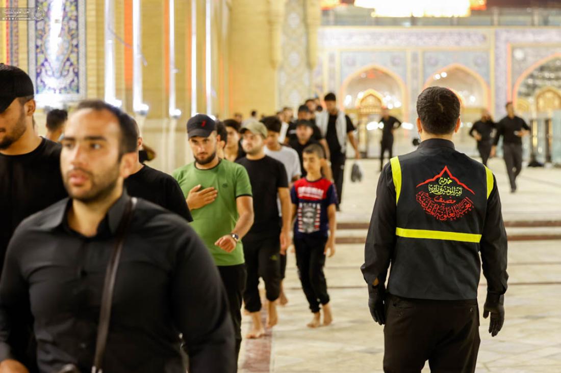 زائرو أمير المؤمنين (عليه السلام) يتبركون بسفرة نبي الرحمة (صلى الله عليه وآله) في ليلة رحيله في صحن فاطمة الزهراء (عليها السلام) | 