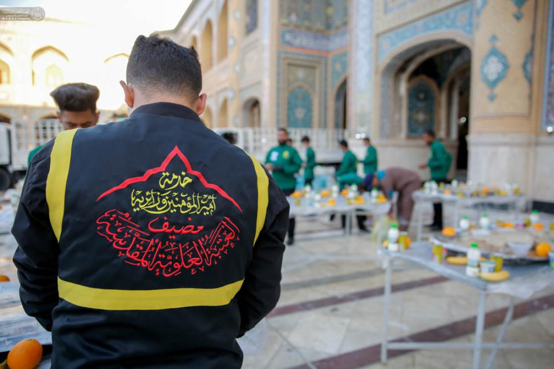 زائرو أمير المؤمنين (عليه السلام) يتبركون بسفرة نبي الرحمة (صلى الله عليه وآله) في ليلة رحيله في صحن فاطمة الزهراء (عليها السلام) | 