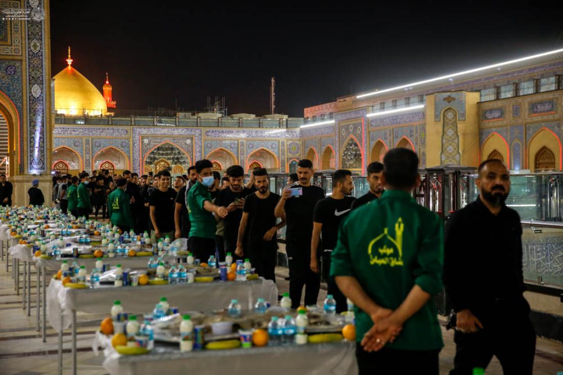 زائرو أمير المؤمنين (عليه السلام) يتبركون بسفرة نبي الرحمة (صلى الله عليه وآله) في ليلة رحيله في صحن فاطمة الزهراء (عليها السلام) | 