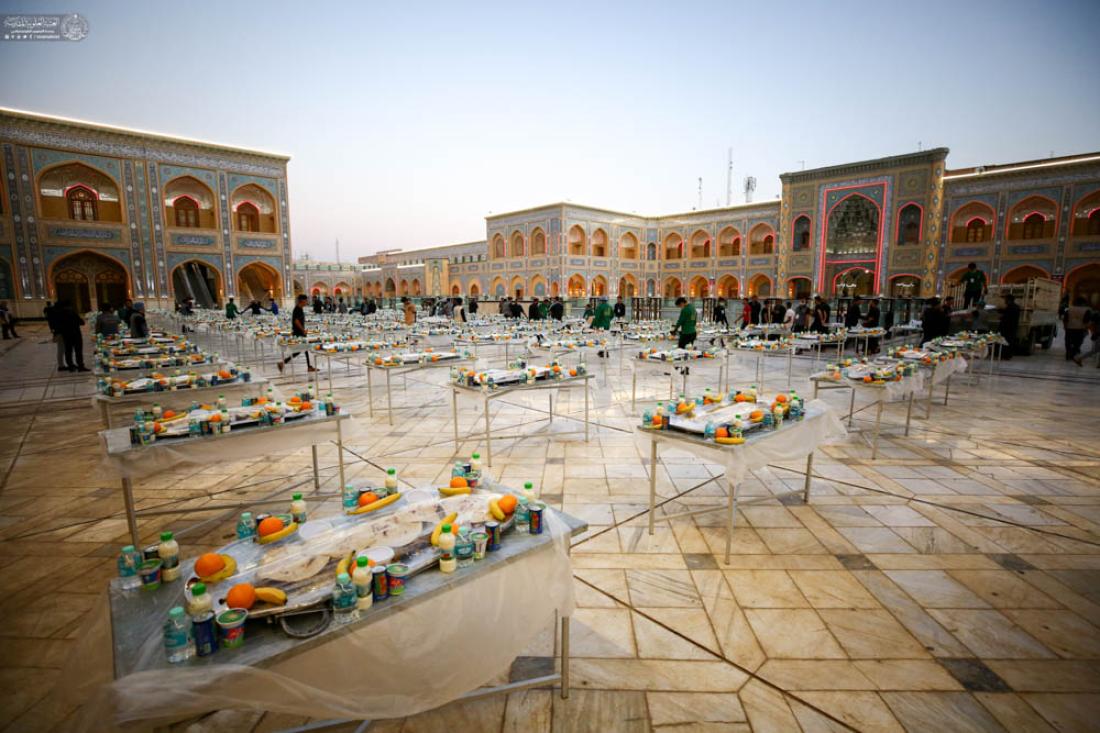 زائرو أمير المؤمنين (عليه السلام) يتبركون بسفرة نبي الرحمة (صلى الله عليه وآله) في ليلة رحيله في صحن فاطمة الزهراء (عليها السلام) | 