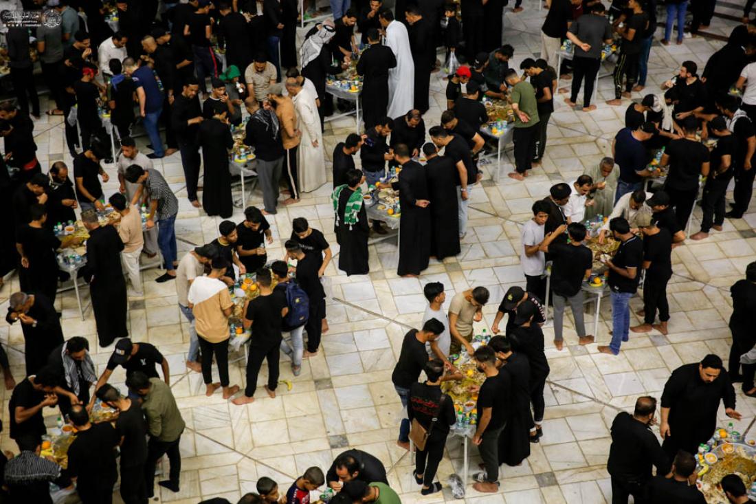 زائرو أمير المؤمنين (عليه السلام) يتبركون بسفرة نبي الرحمة (صلى الله عليه وآله) في ليلة رحيله في صحن فاطمة الزهراء (عليها السلام) | 