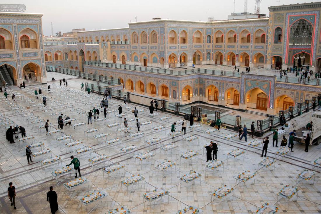 زائرو أمير المؤمنين (عليه السلام) يتبركون بسفرة نبي الرحمة (صلى الله عليه وآله) في ليلة رحيله في صحن فاطمة الزهراء (عليها السلام) | 