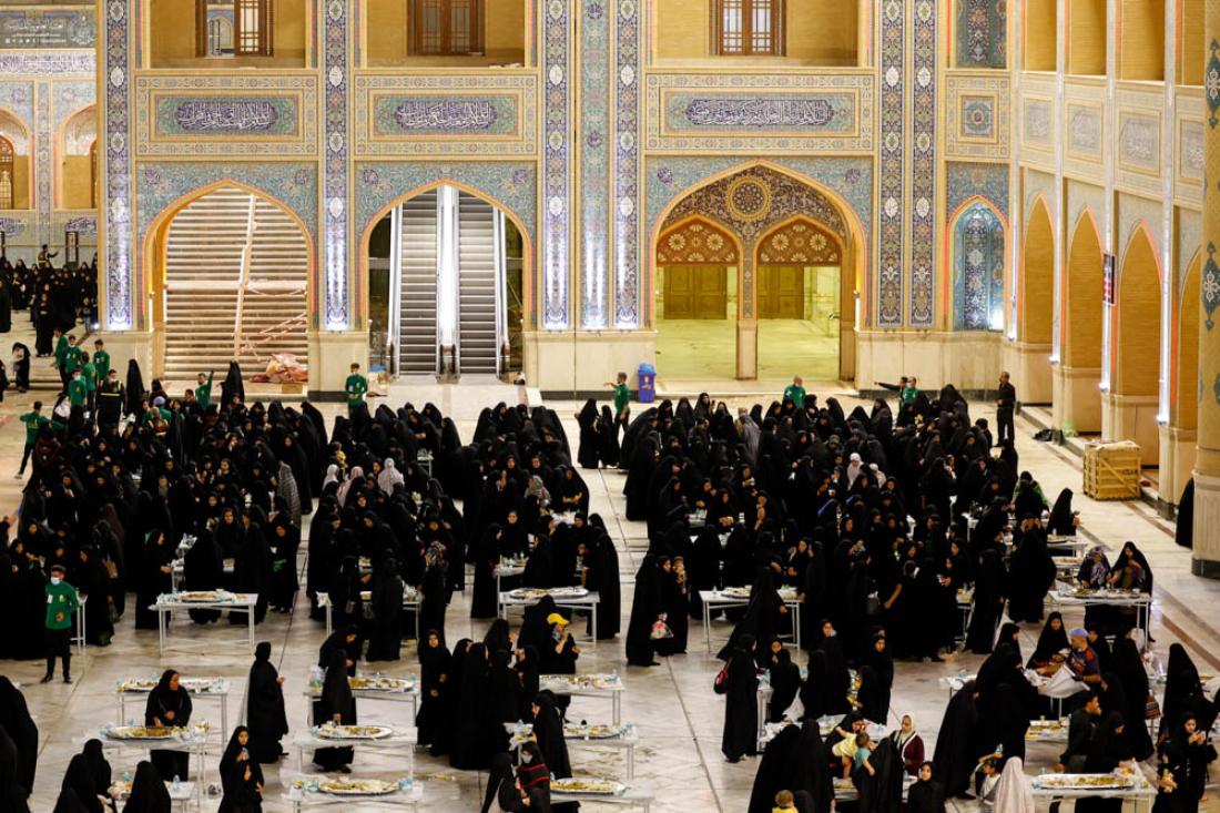 زائرو أمير المؤمنين (عليه السلام) يتبركون بسفرة نبي الرحمة (صلى الله عليه وآله) في ليلة رحيله في صحن فاطمة الزهراء (عليها السلام) | 