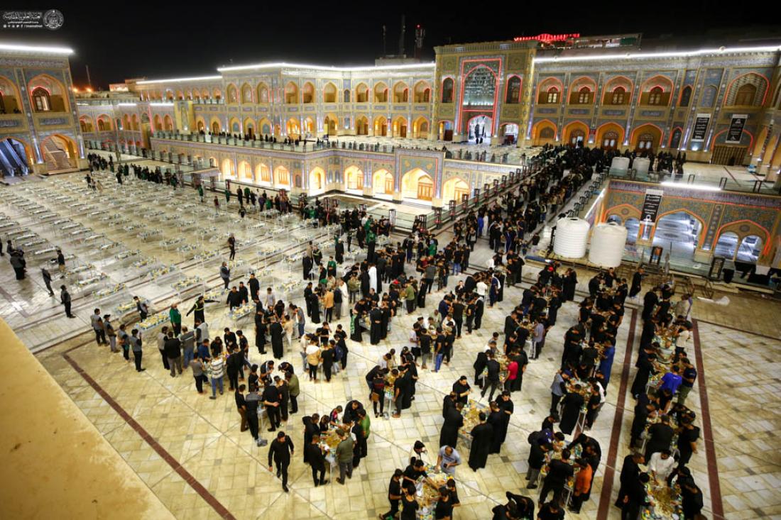 زائرو أمير المؤمنين (عليه السلام) يتبركون بسفرة نبي الرحمة (صلى الله عليه وآله) في ليلة رحيله في صحن فاطمة الزهراء (عليها السلام) | 